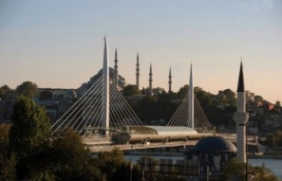 Korumamaya bir örnek: Süleymaniye Camisini perdeleyen Haliç Köprüsü.