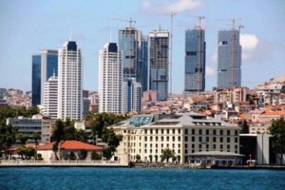 Boğaz’ın başlangıcında denizden Beşiktaş’a bakış. Plansızlık ve plan değişiklikleri sonucunda ölçek ve siluet kaybı.