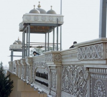 Derince’de, eskiye öykünen, sözde diriltmeci anlayışta bir yol üst geçidi… Kubbeleri bile var.