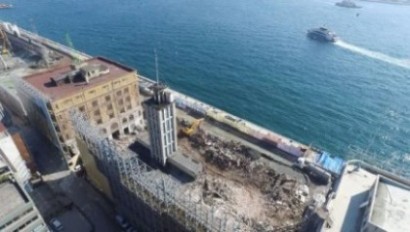 Galataport projesi uygulamasında denize kazık çakılırken bir gece ansızın yıkılıveren tescilli Karaköy Yolcu Salonu’nun kalıntıları. 